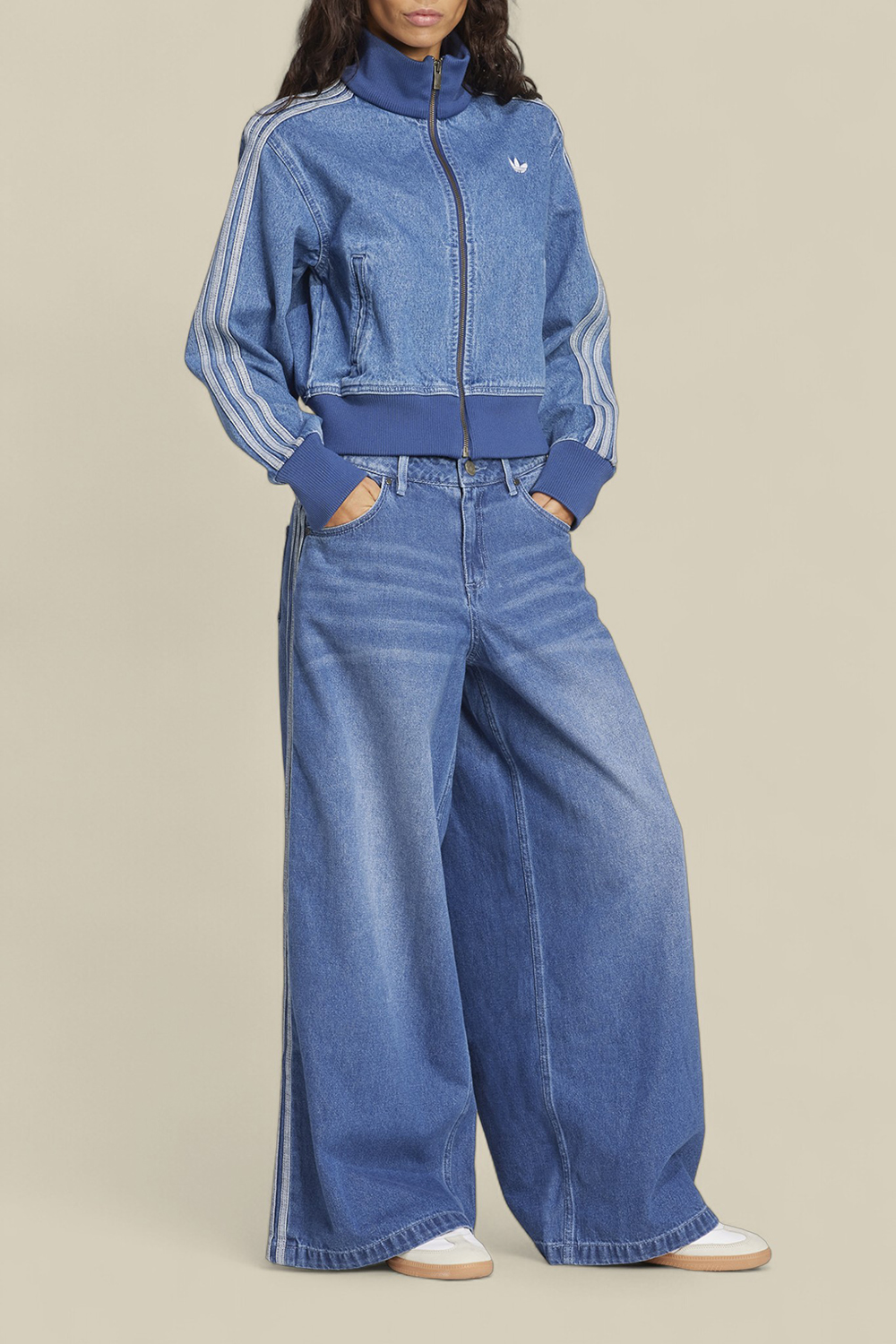 תמונת כל הלוק של מכנסי ג'ינס בגזרה רחבה